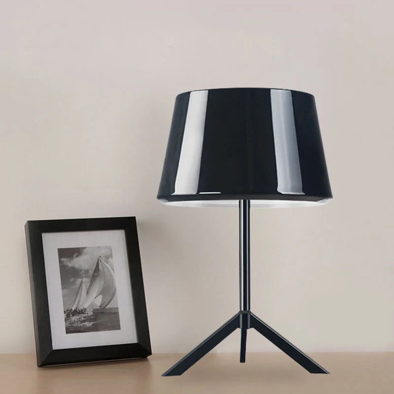 Moderne Tischlampe mit schlanker Metallbasis