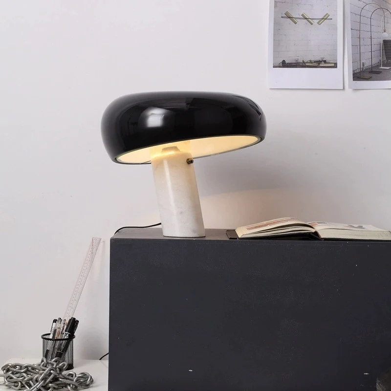 Moderne Tischlampe mit geometrischem Design