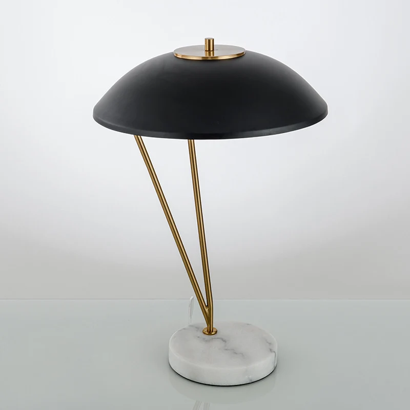 Moderne Tischlampe mit geometrischem Sockel