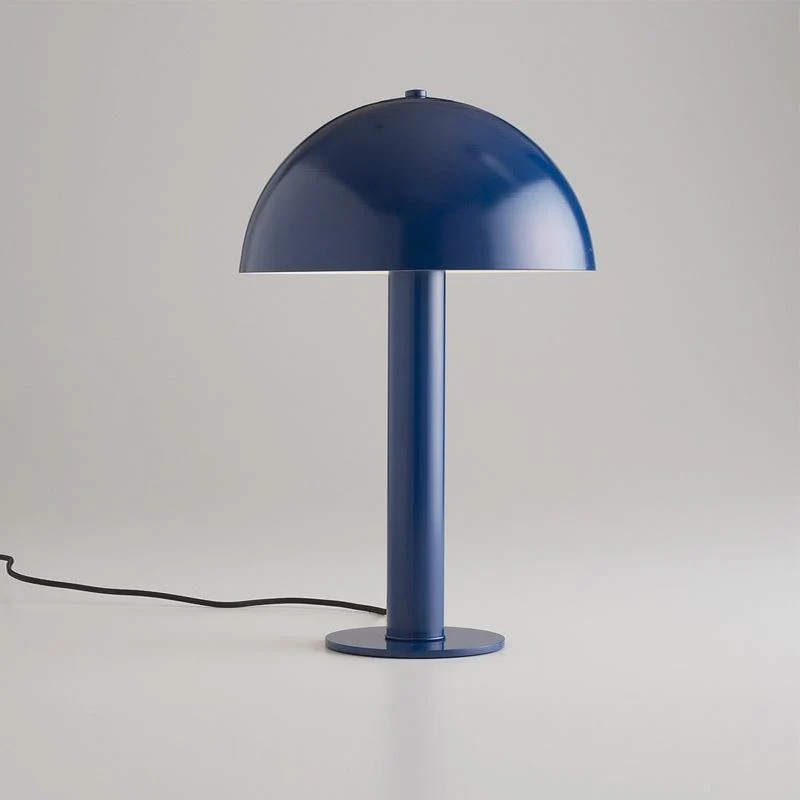 Moderne Tischlampe mit elegantem Globusschirm