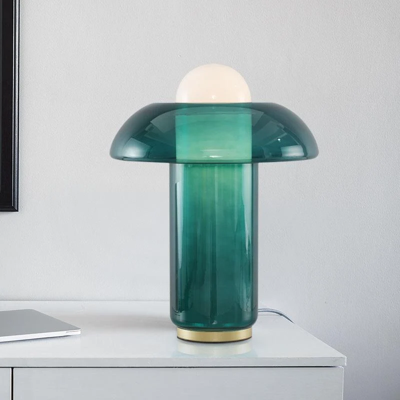 Moderne Tischleuchte mit elegantem Glasschirm
