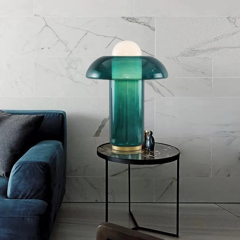 Moderne Tischleuchte mit elegantem Glasschirm