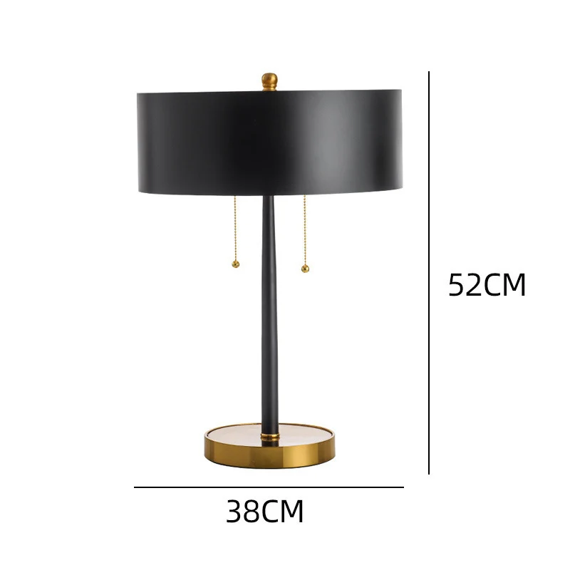 Moderne Minimalistische Tischlampe mit goldenen Akzenten