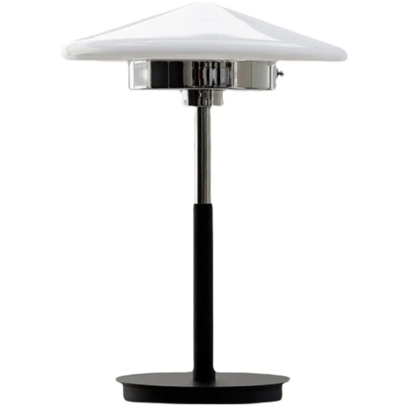 Moderne Minimalistische Tischlampe mit geometrischem Schirm