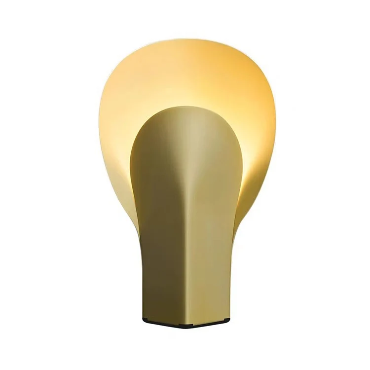 Moderne Minimalistische Tischlampe mit elegantem, geschwungenem Schirm