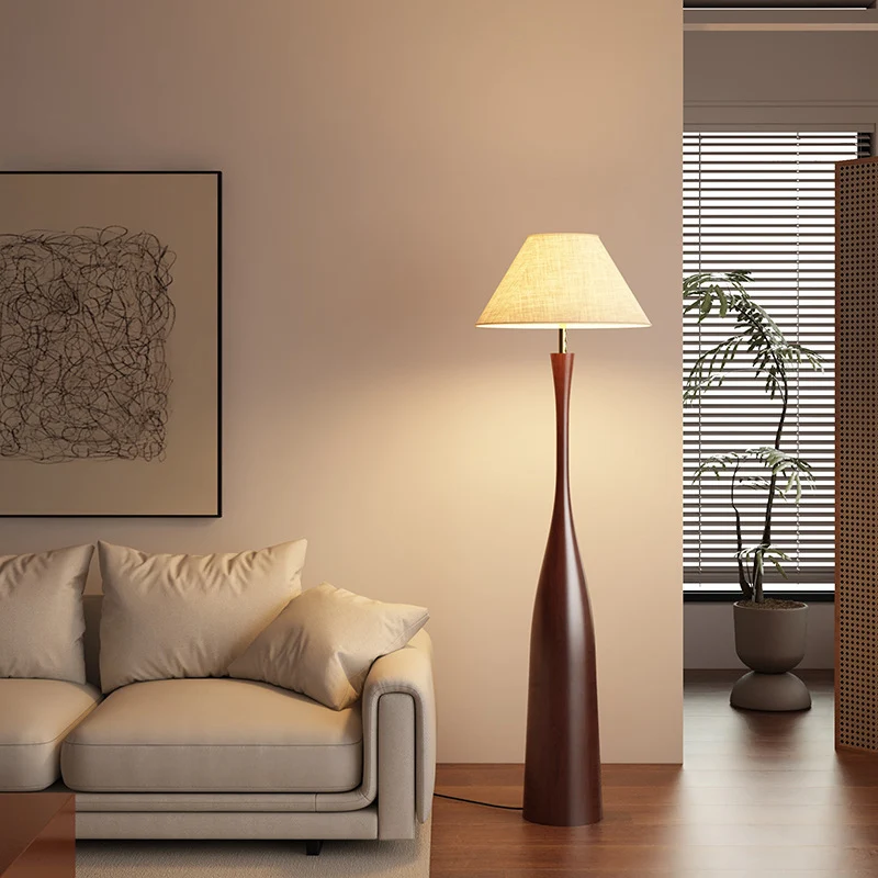 Elegante Skulpturale Holzstehlampe