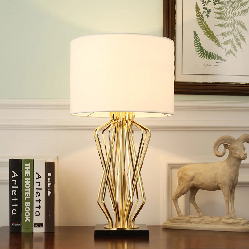 Elegante skulpturale Tischlampe
