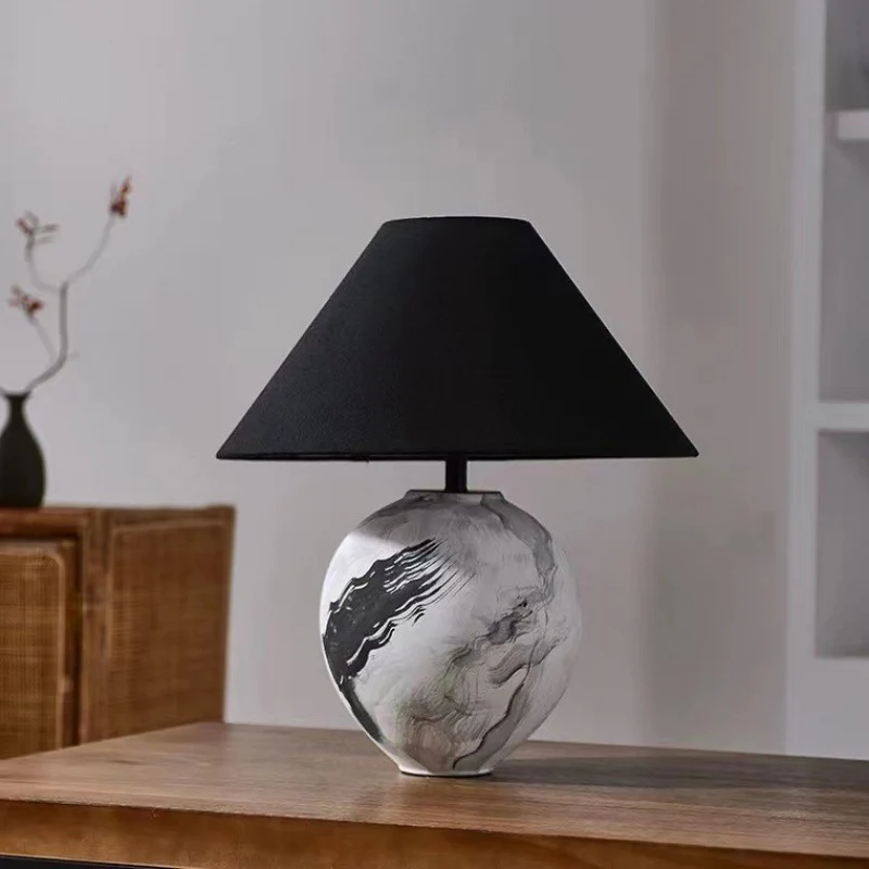 Künstlerische Tischlampe mit geometrischem Sockel