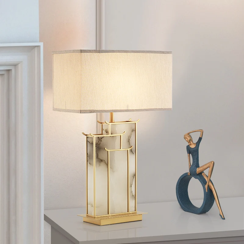 Künstlerische Tischlampe mit elegantem Marmorfuß