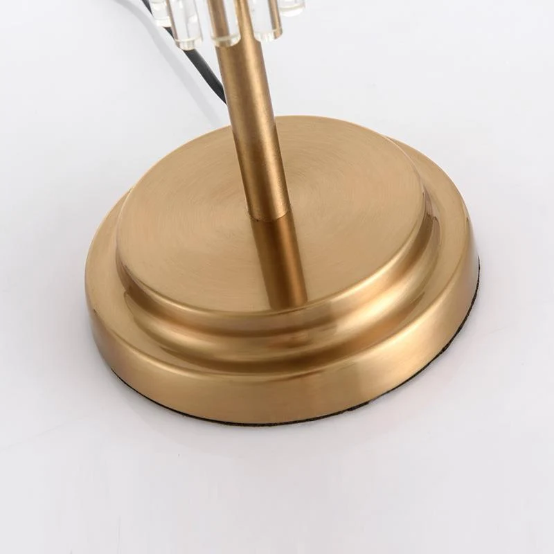 Dekorative Tischlampe mit eleganten Acrylakzenten