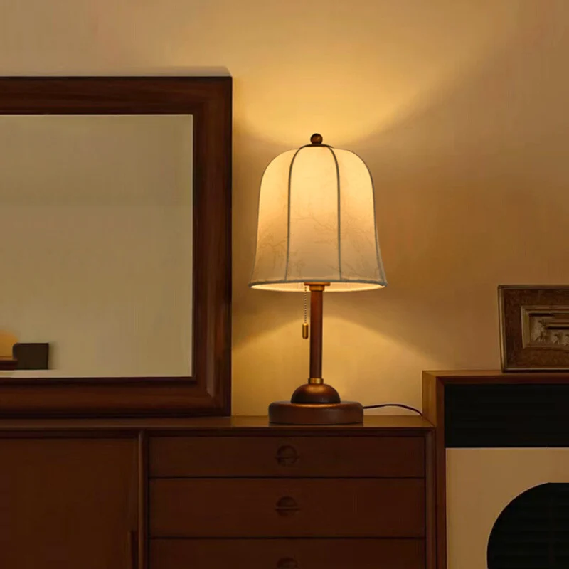 Klassische Tischlampe mit elegantem Stoffschirm