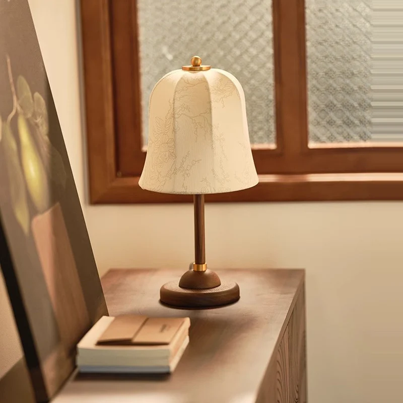 Klassische Tischlampe mit elegantem Stoffschirm
