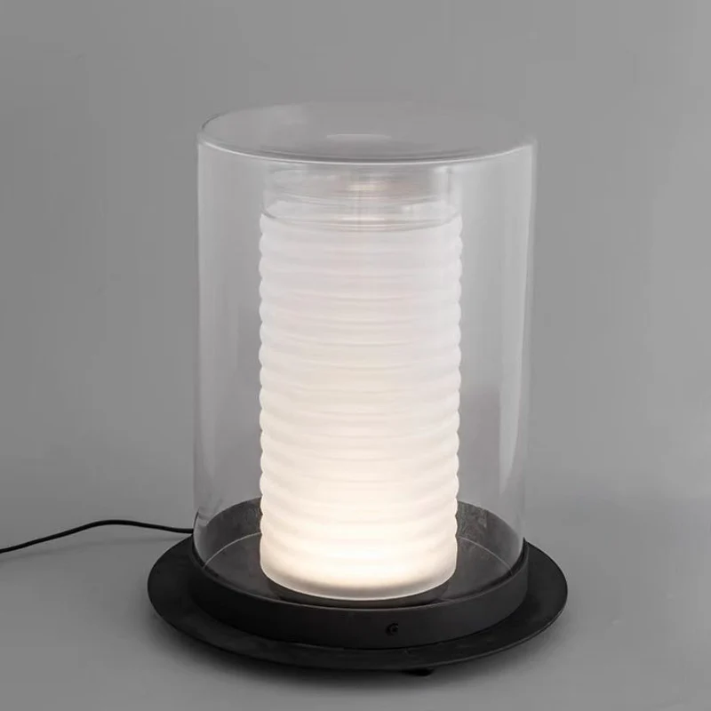 Zeitgenössische Tischlampe mit strukturiertem Glas-Schirm