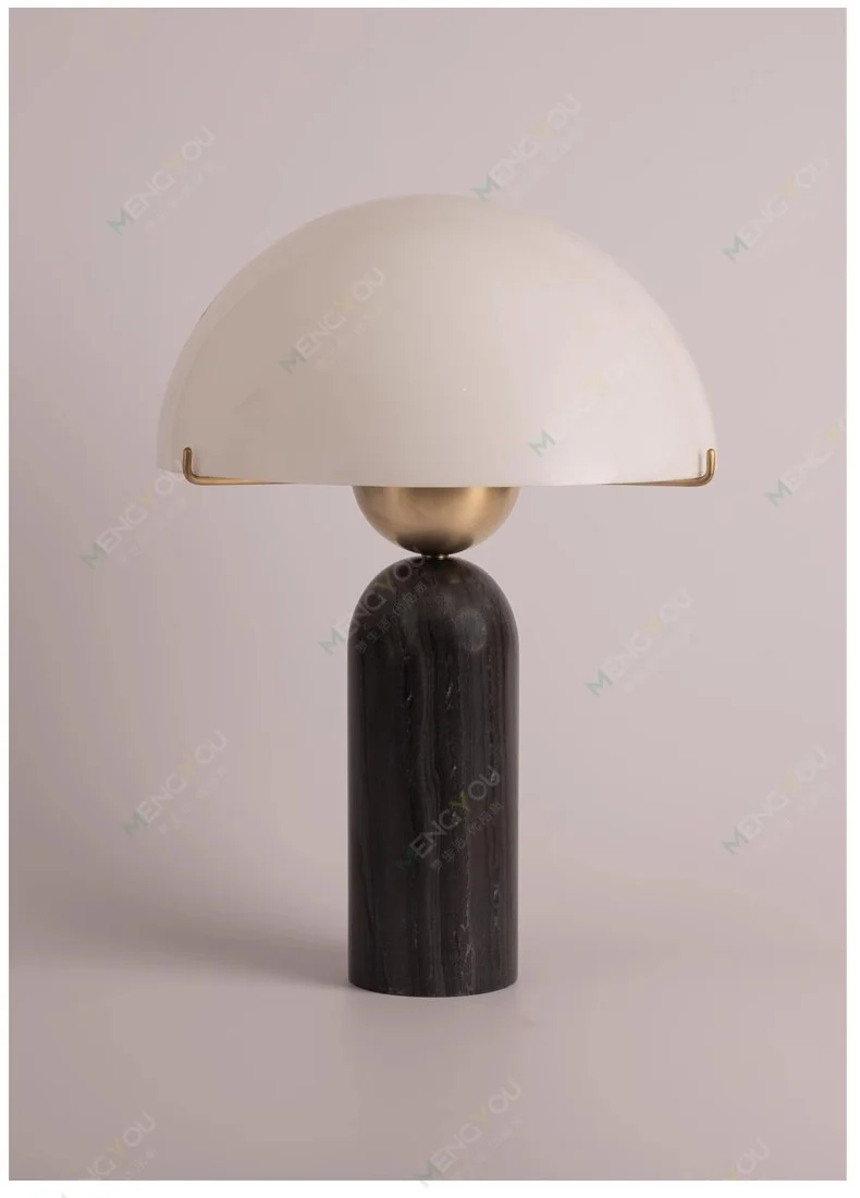 Zeitgenössische Tischlampe mit Kuppelschirm