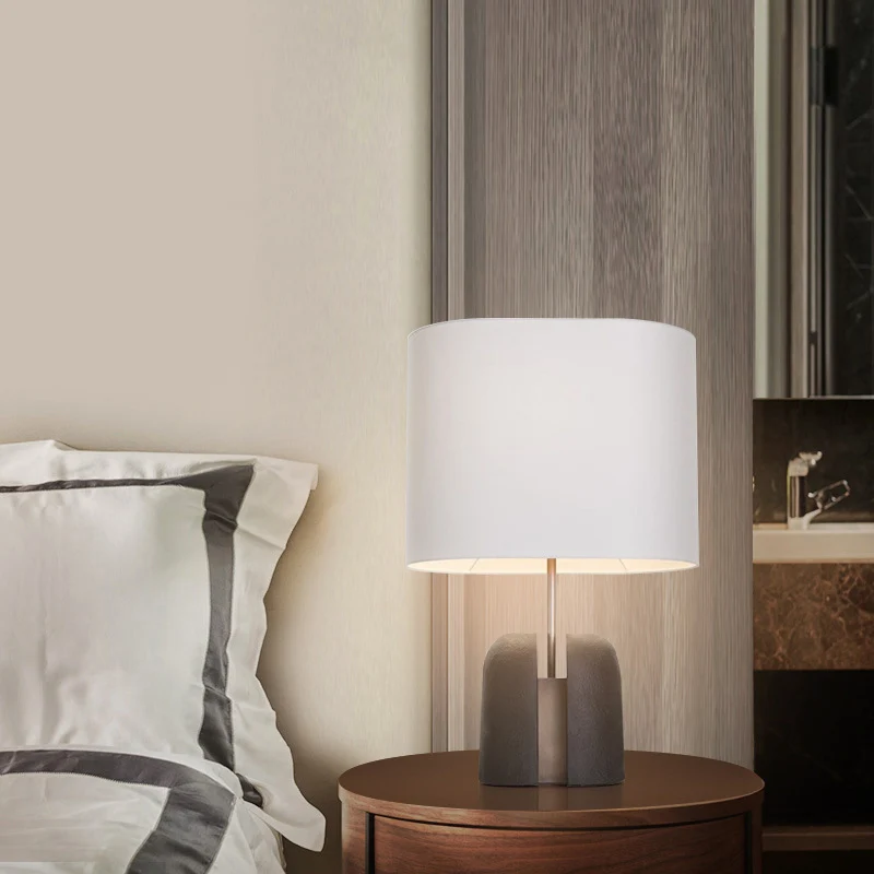 Chic Moderne Tischlampe mit einzigartigem Basendesign
