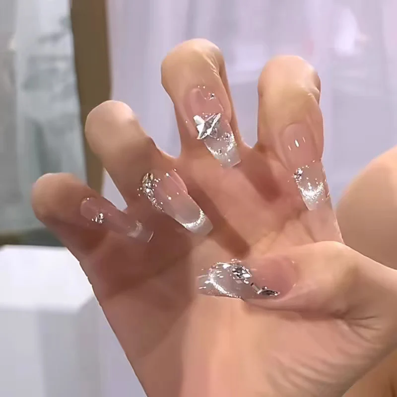 Dekorative handgefertigte Nagelverlängerungen