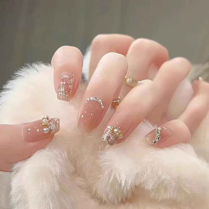 Dekorative Gel-Nagelkunst-Verzierungen