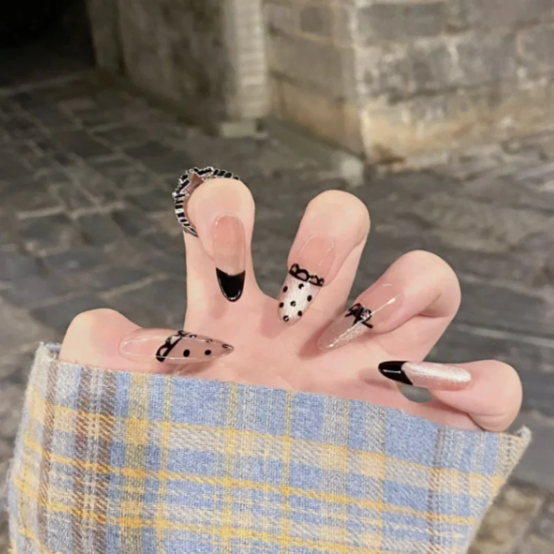 Dekorative Gel-Nagelkunst-Verzierungen