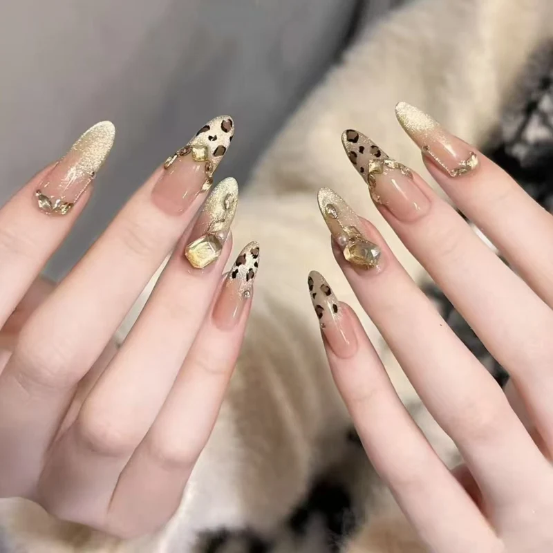 Dekorative Gel-Nagelkunst-Verzierungen