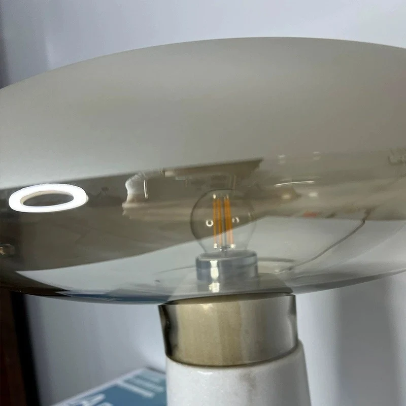 Zeitgenössische Marmor-Tischlampe mit elegantem Glasschirm