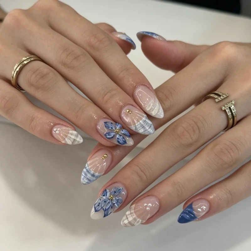Dekorativer Floral Press-On Nagelkunst Set