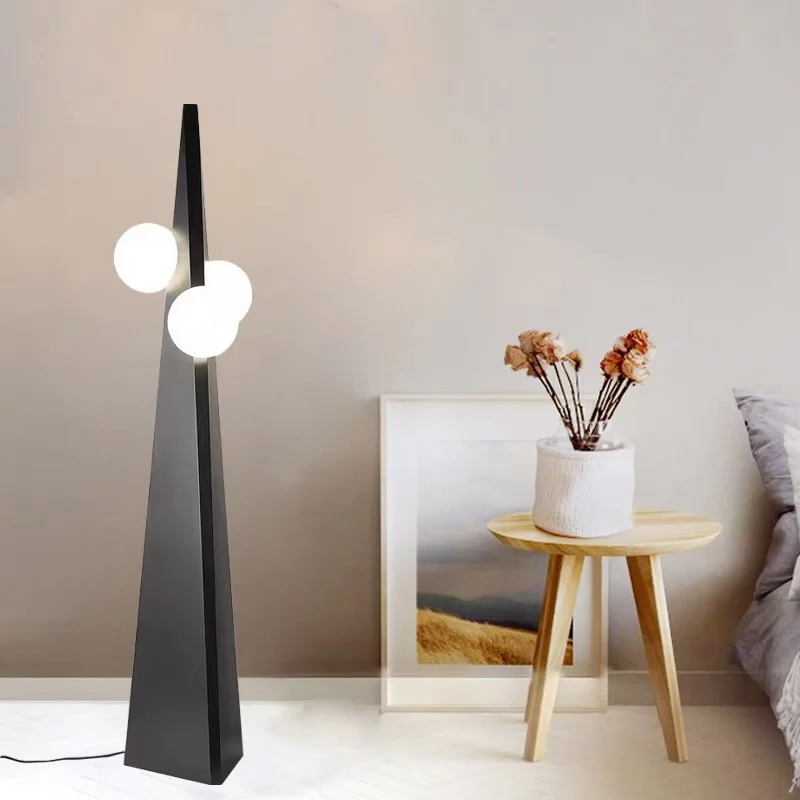 Künstlerische Dreieckige Stehlampe mit geometrischem Design