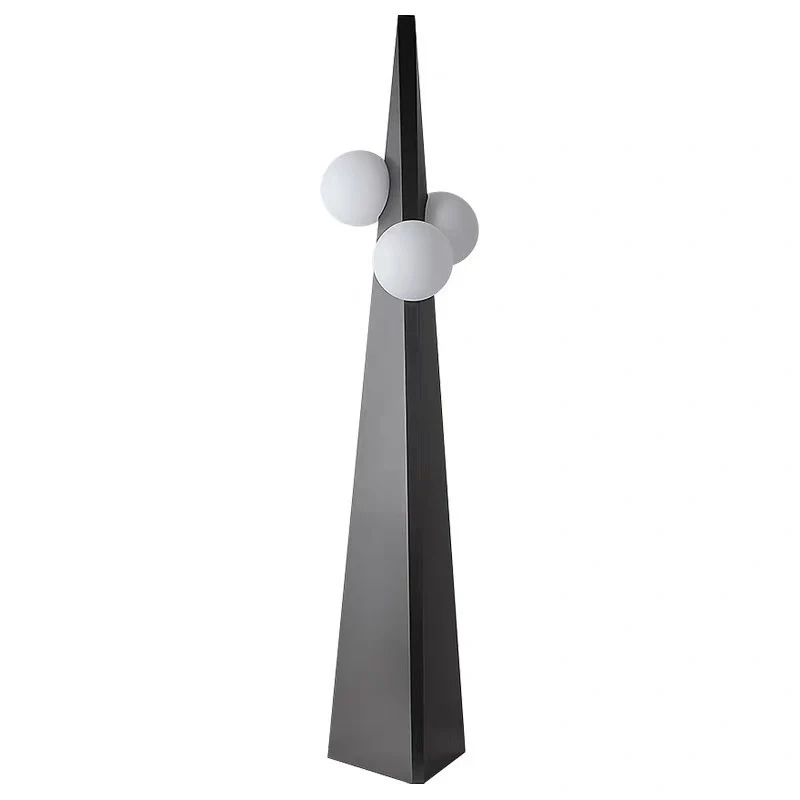 Künstlerische Dreieckige Stehlampe mit geometrischem Design