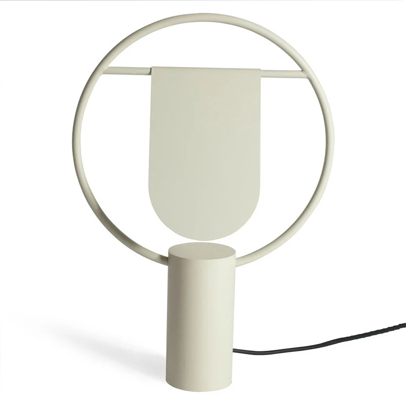 Künstlerische Tischlampe mit einzigartiger Silhouette
