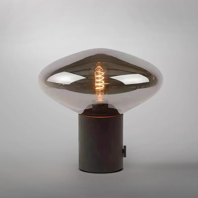 Künstlerische Tischlampe mit einzigartigem Glaskörper