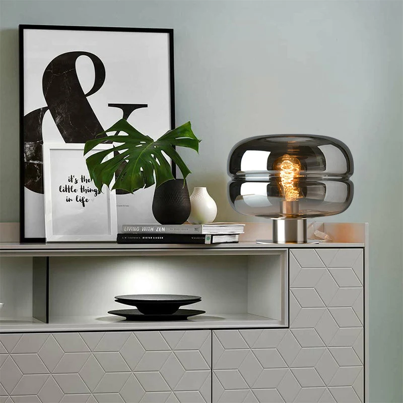 Künstlerische Tischlampe mit einzigartigem Glasdesign