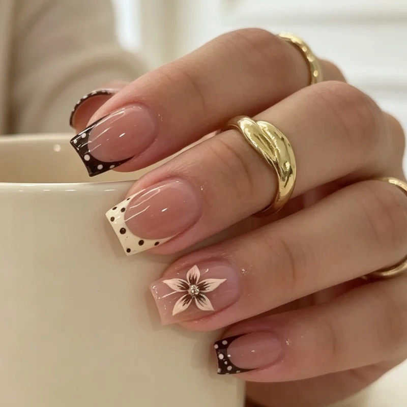 Dekorative florale Nagelkunstverlängerungen