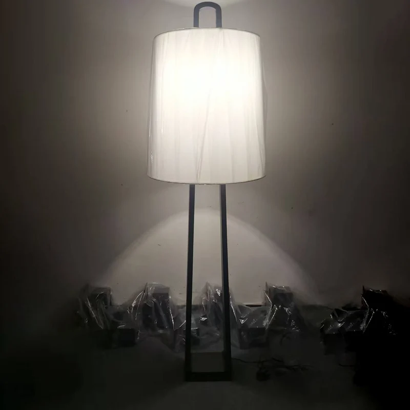 Elegante moderne Stehlampe mit einzigartiger Struktur