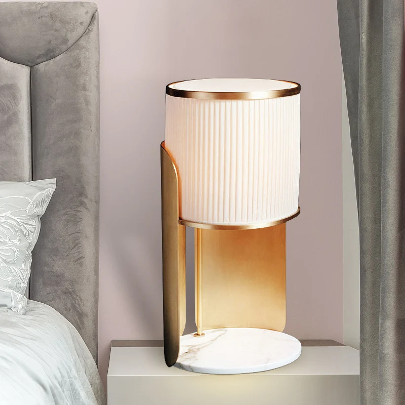 Elegante Marmorbasis Tischlampe mit gefüttertem Schirm