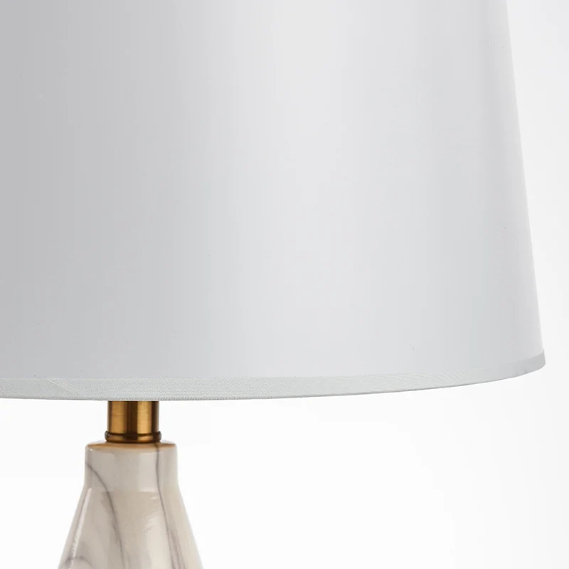 Elegante Tischlampe mit Marmorfuß und goldenen Akzenten