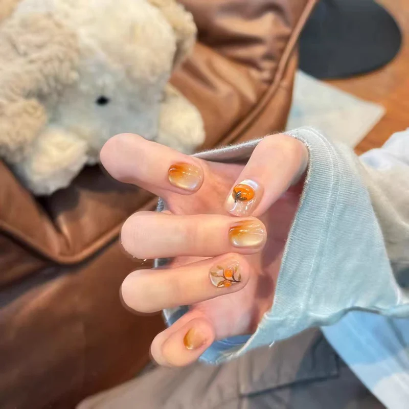 Künstlerische florale Nagelverlängerungen