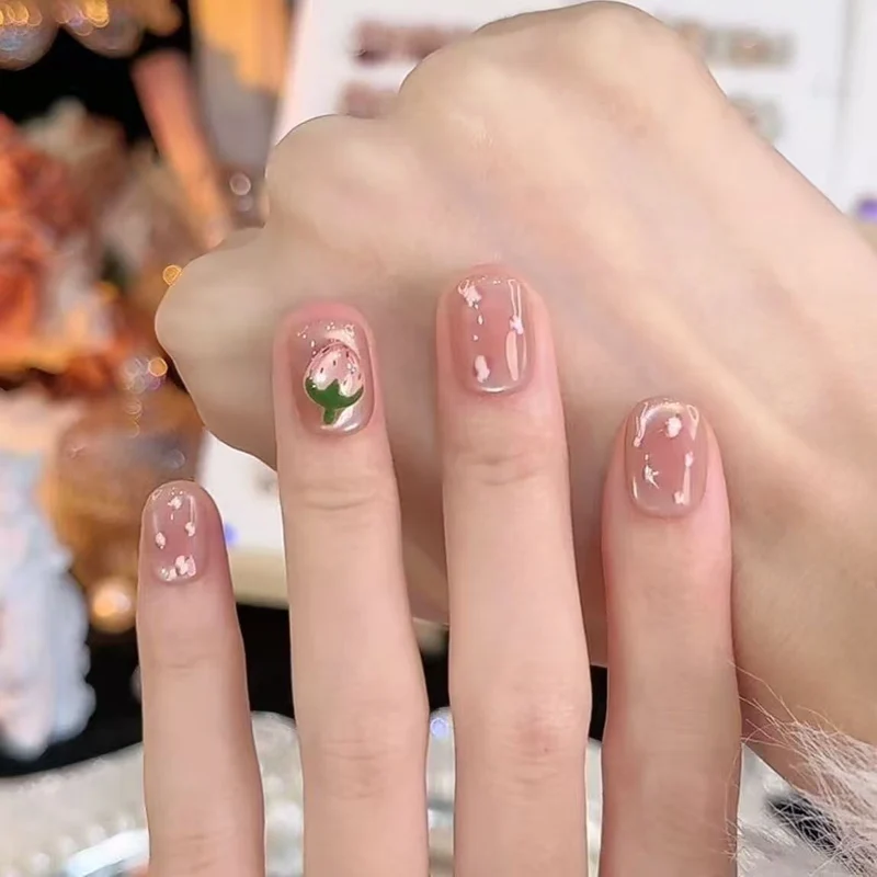 Künstlerisches Floral-Nageldesign