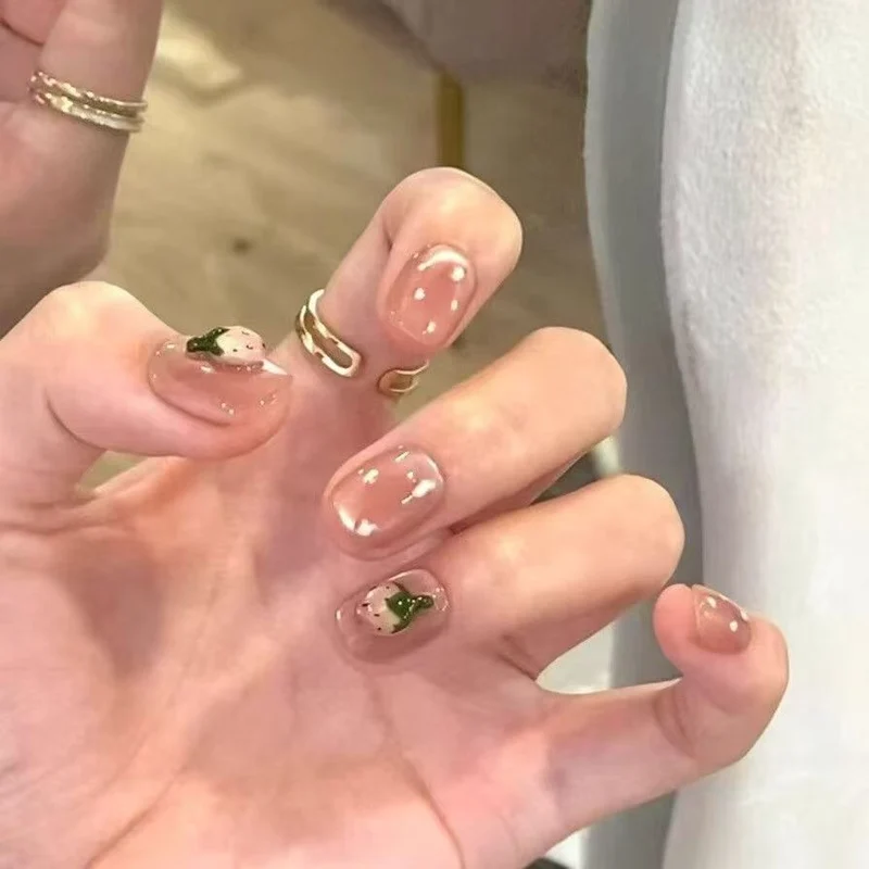 Künstlerisches Floral-Nageldesign