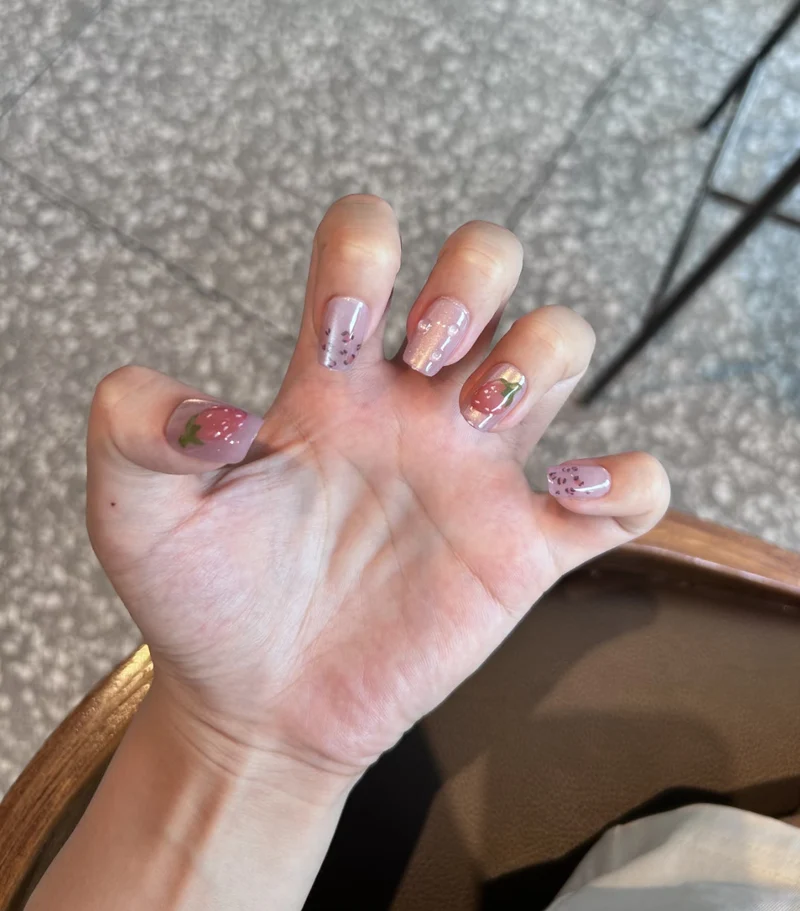 Künstlerisches Floral-Nageldesign