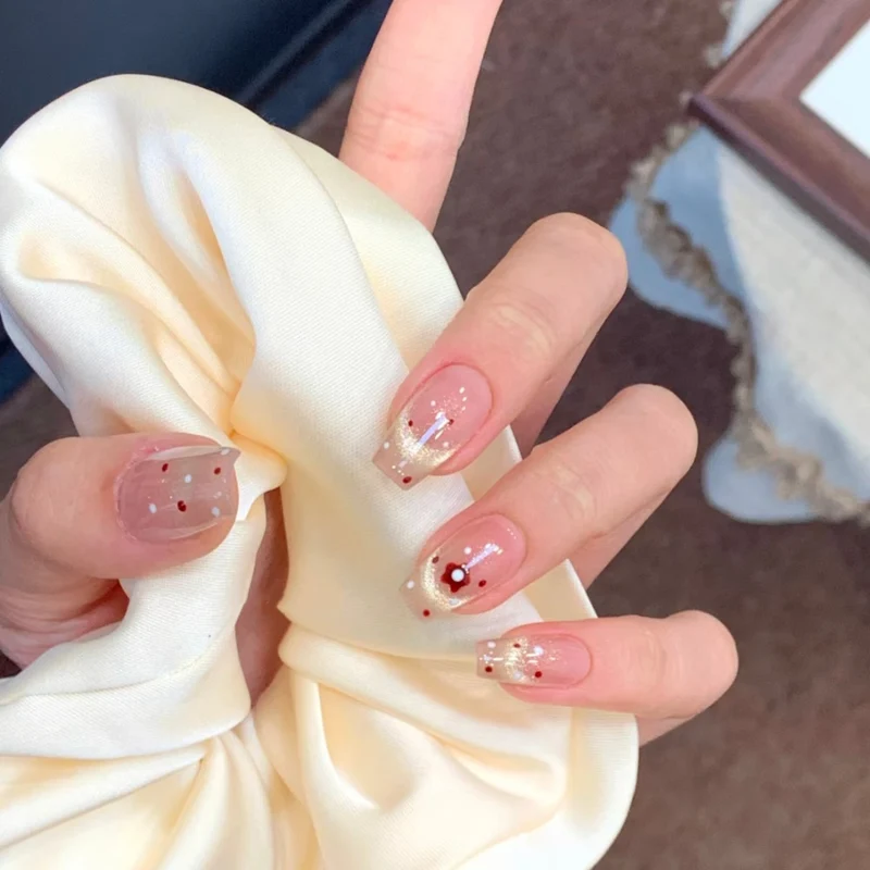 Künstlerische florale Nageldesign Verbesserungen