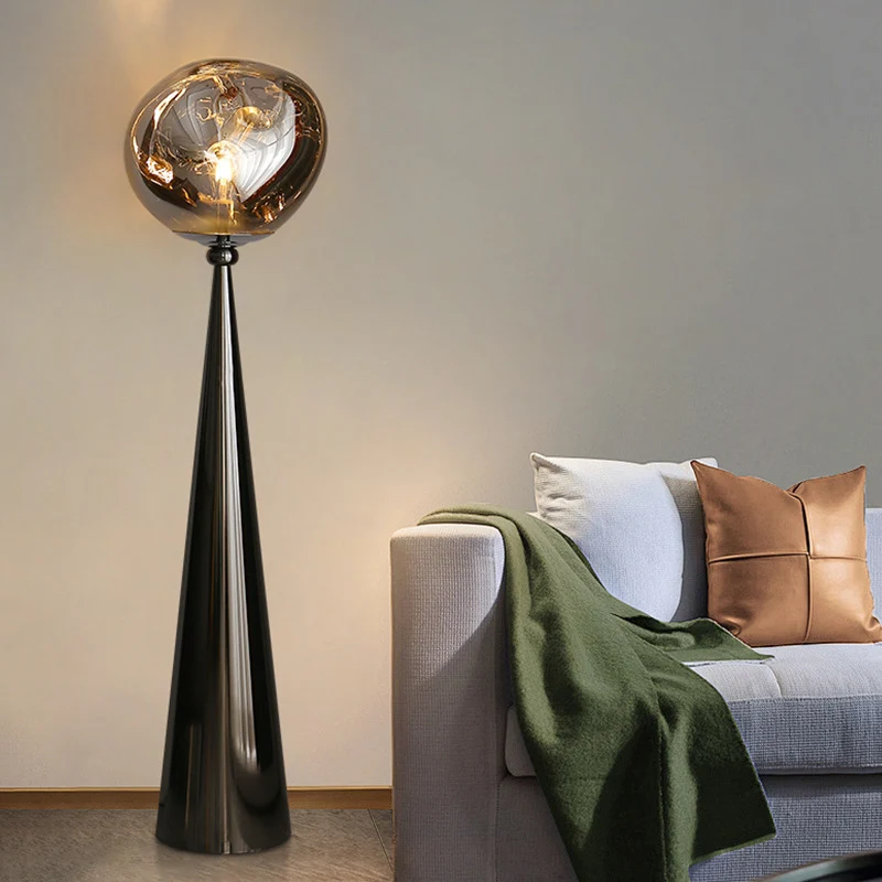 Künstlerische Stehlampe mit einzigartigem geometrischem Design