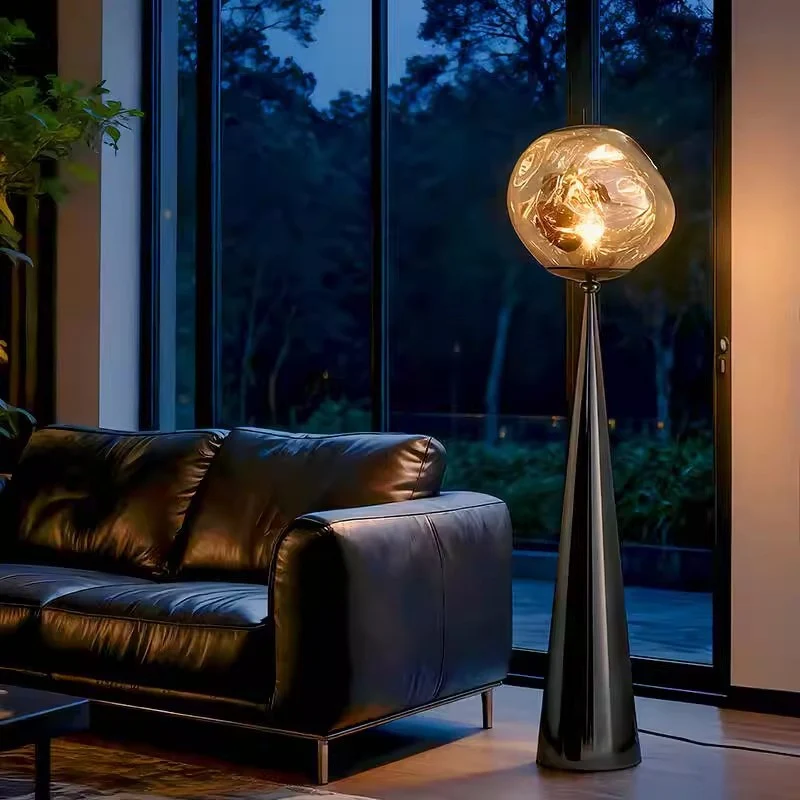 Künstlerische Stehlampe mit einzigartigem geometrischem Design