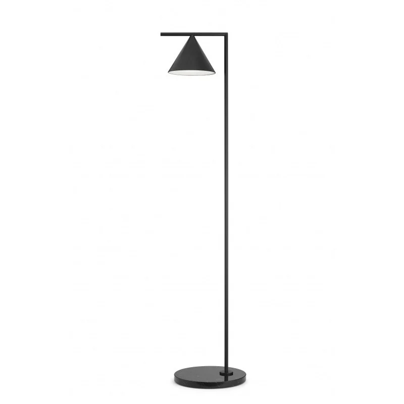 Künstlerische Stehlampe mit schickem Kegelschirm