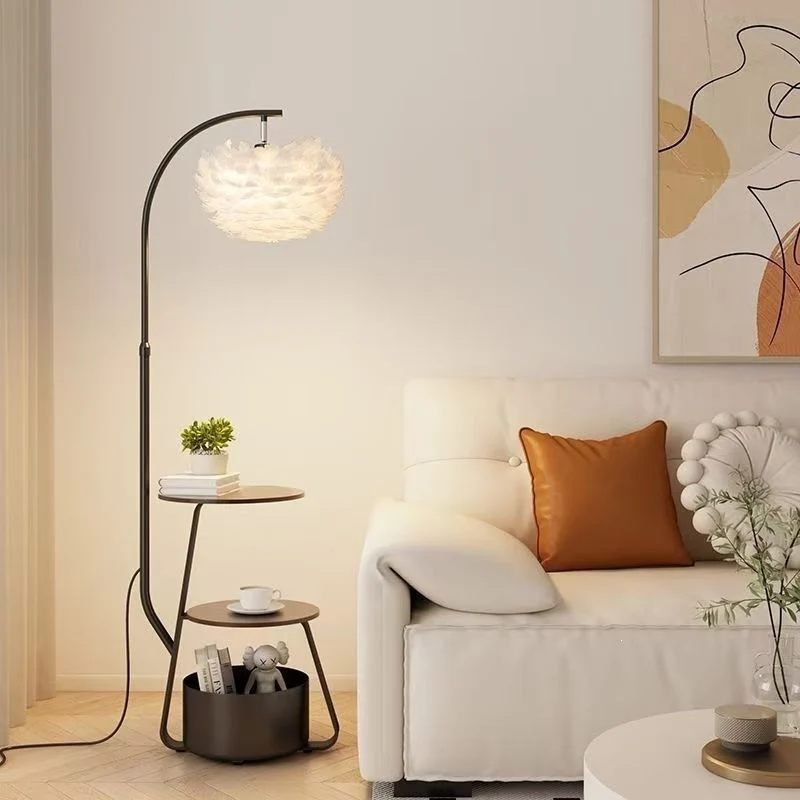 Künstlerische Stehlampe mit elegantem Federlampenschirm
