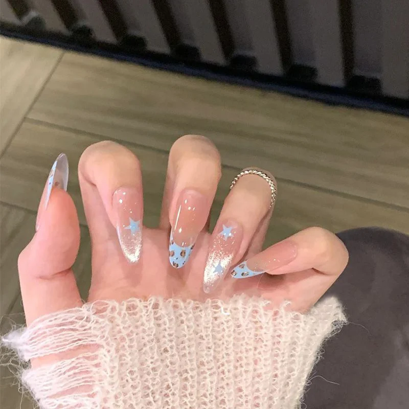 Blumenverzierte Stiletto Nail Art