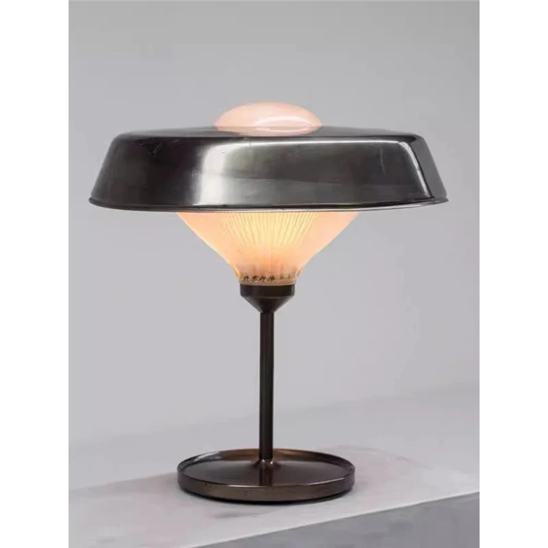 Moderne muschelförmige Tischlampe