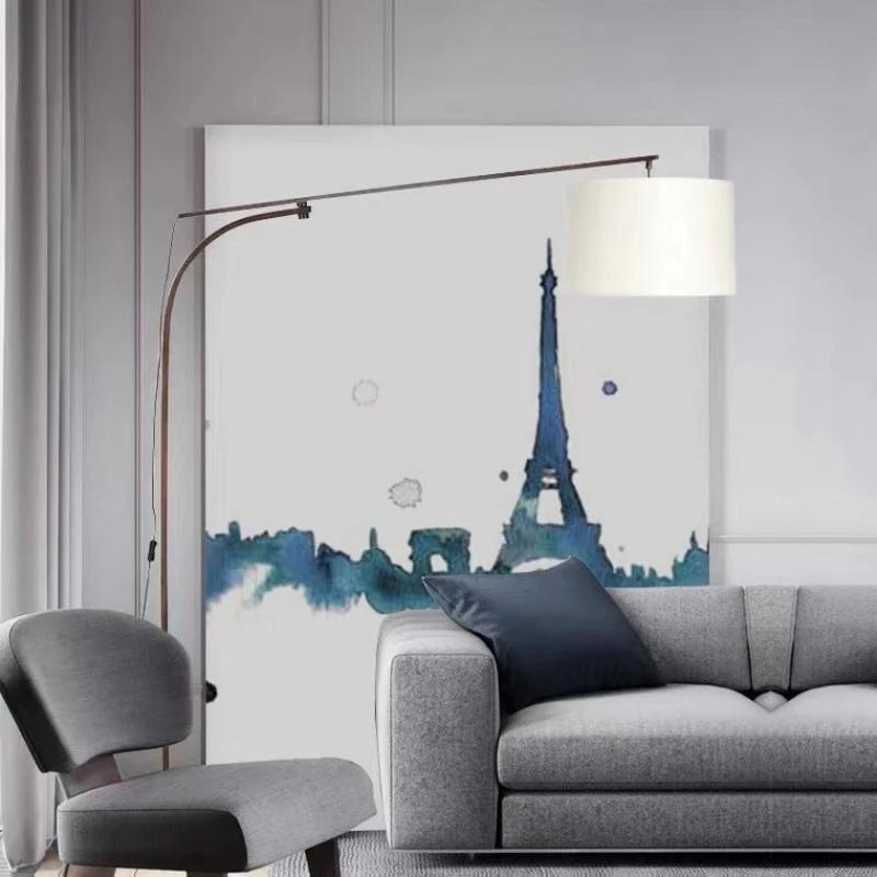 Verstellbare Bogenfußlampe mit elegantem Schirm