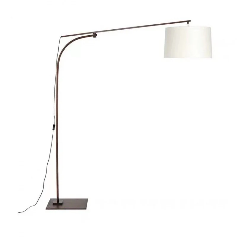 Verstellbare Bogenfußlampe mit elegantem Schirm