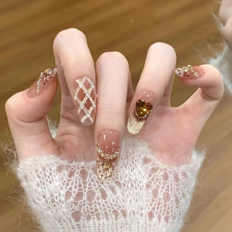 Künstlerische Stiletto-Nagelverzierungen mit dekorativen Akzenten