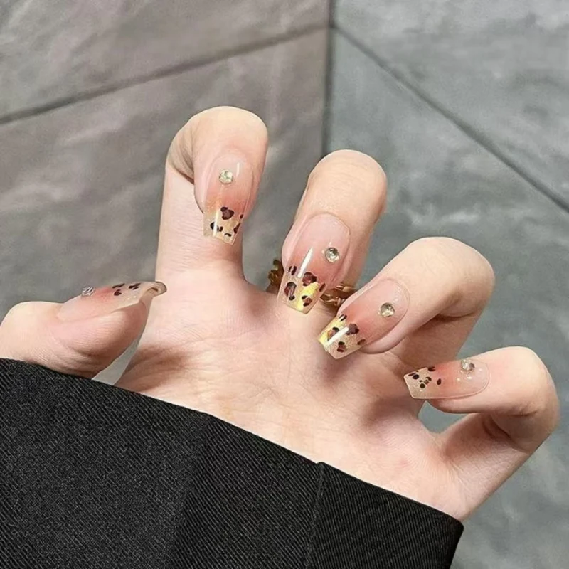 Künstlerische Stiletto-Nagelverbesserungen