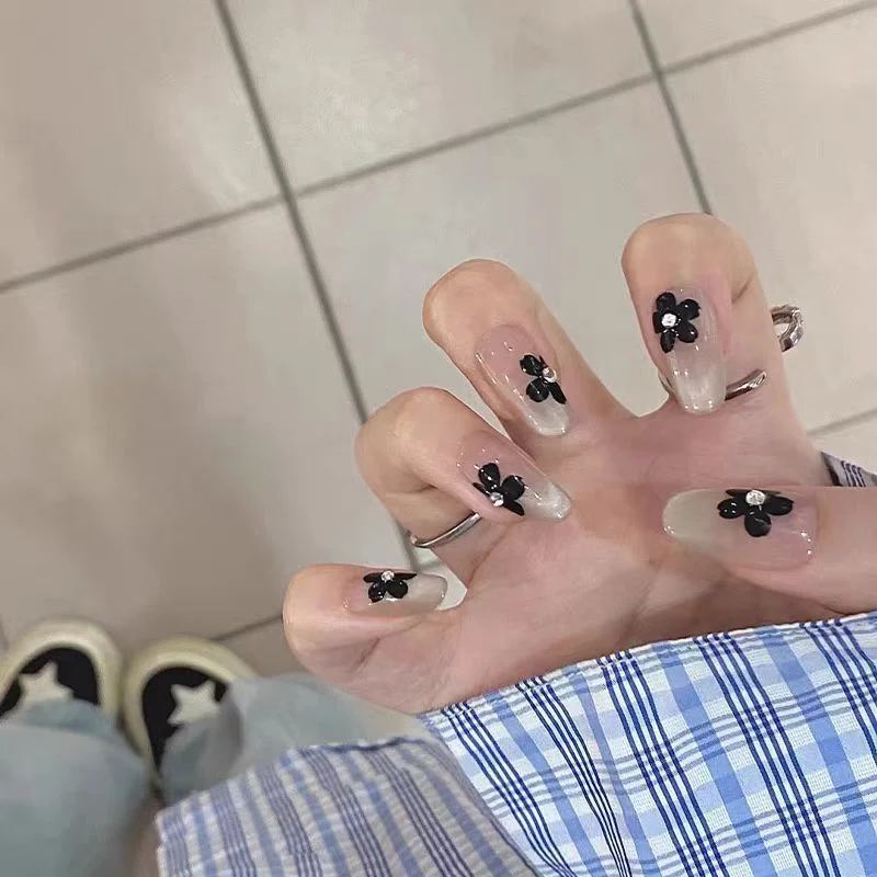 Künstlerische Stiletto-Nagelverbesserungen